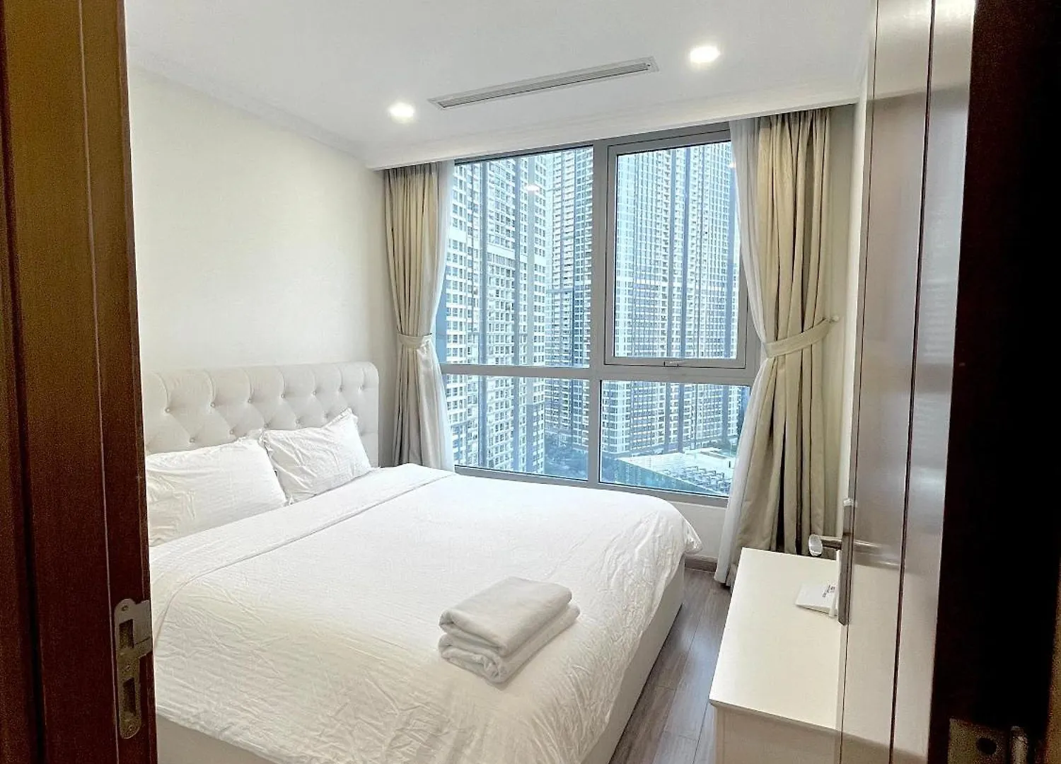 Luna Apartment- Vinhomes Central Park Ho Chi Minh City